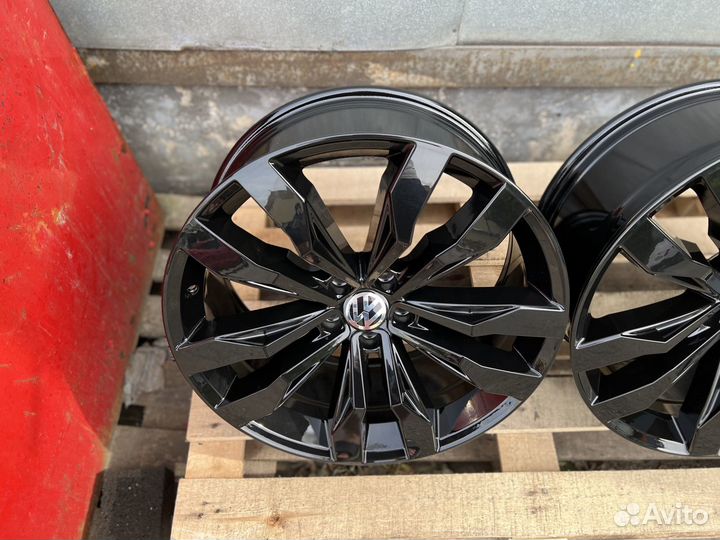 Диски Suzuka Gloss Black R20 5-112 VW Skoda