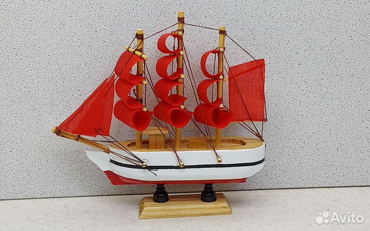 Парусник с красными парусами 12,3*13,3 сувенир