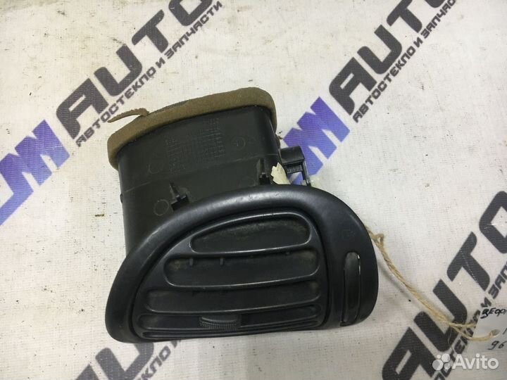 Дефлектор воздушный правый Пежо 206