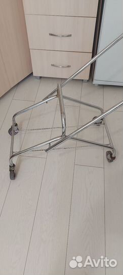 Тележка на колесиках