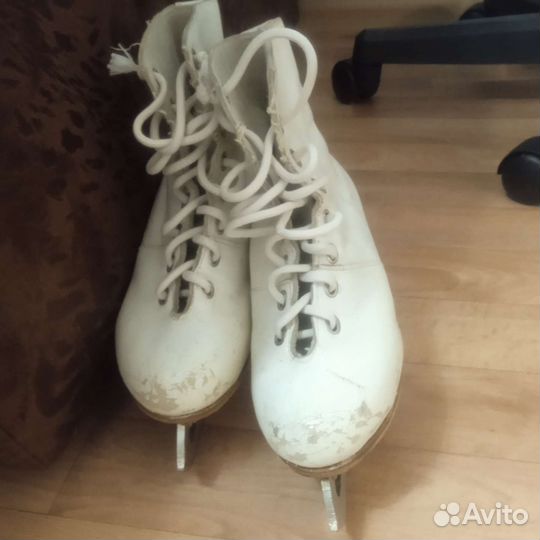 Коньки на девочку 3-4 года