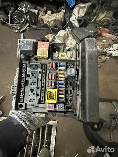 Блок предохранителей Mitsubishi Outlander