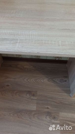 Письменный стол и полка для книг