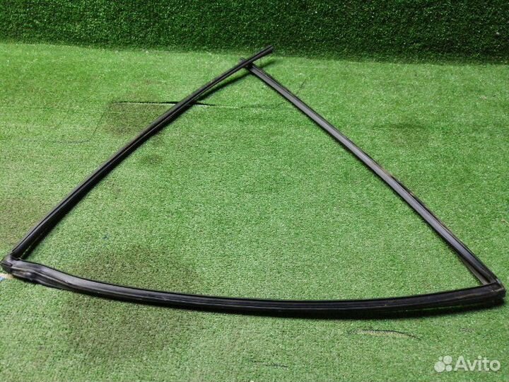 Уплотнитель стекла двери задний правый Toyota