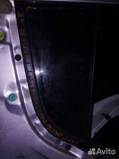 L200 Стекло форточка задней левой двери