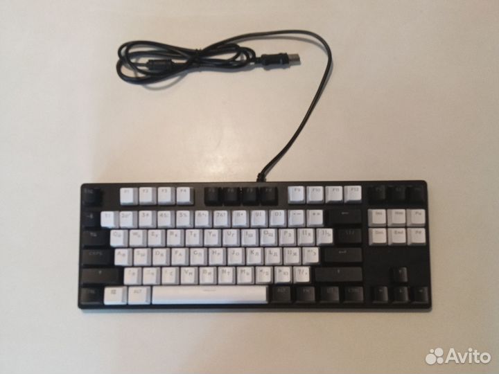 Игровая клавиатура чёрно-белая проводная