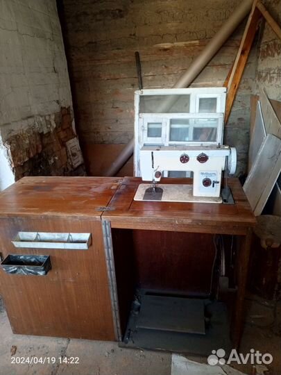 Швейная машина Чайка 143