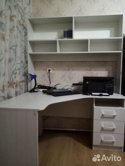 Угловой письменный стол с полками