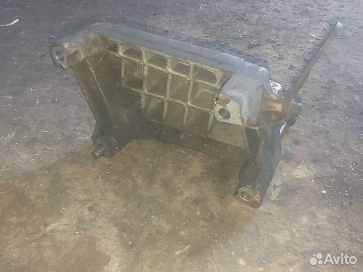 Кронштейн крепления двигателя z13dth Opel Astra h