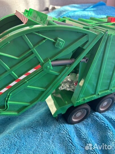 Игрушечный автомобиль