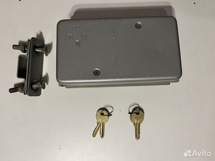 Замок накладной целендровый