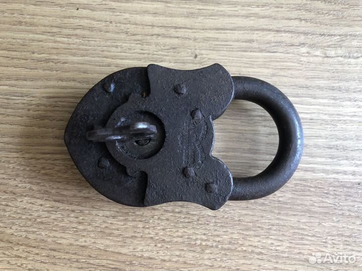 Навесной замок старинный