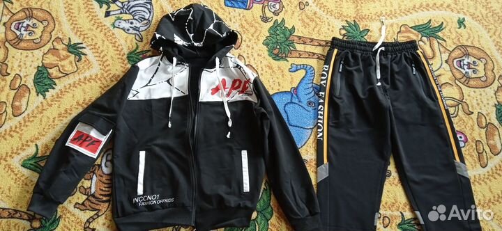 Новый спортивный мужской костюм