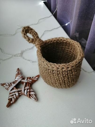 Вязаная корзина из джута