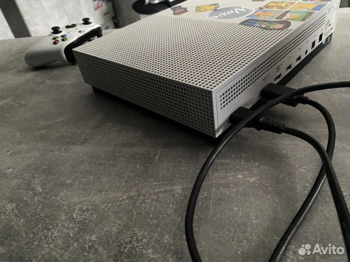 Xbox one s 512гб+2 геймпада