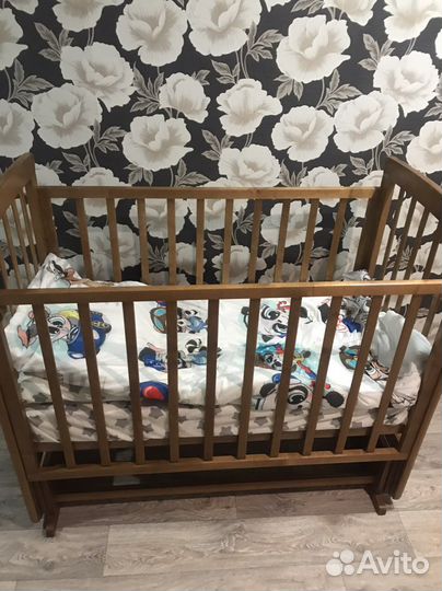 Детская кроватка с маятником