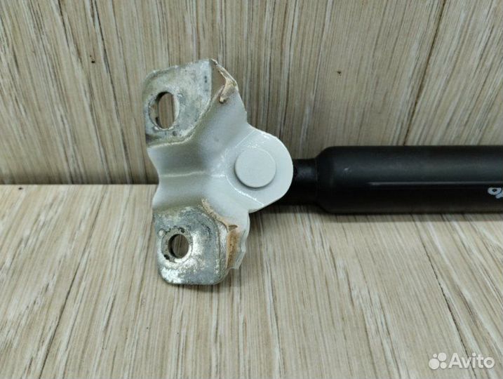 Амортизатор крышки багажника Renault Kaptur