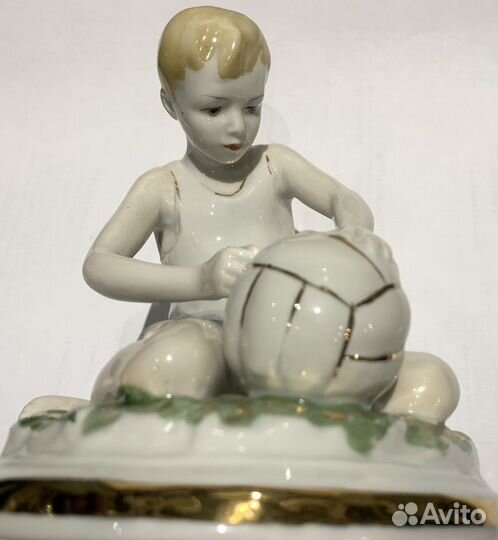 Статуэтка юный футболист 1959 г