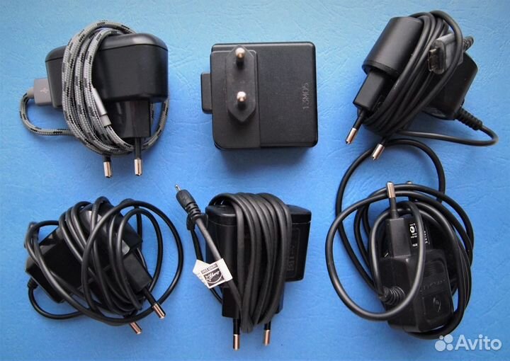 Телефонные зарядки и провода б/у разные