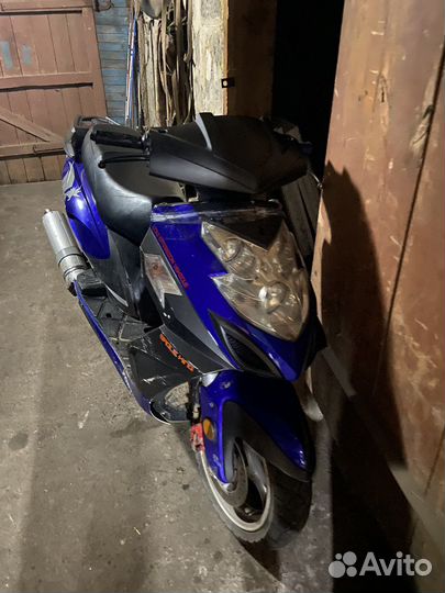 Продаю скутер 150 кубов поршневая новая
