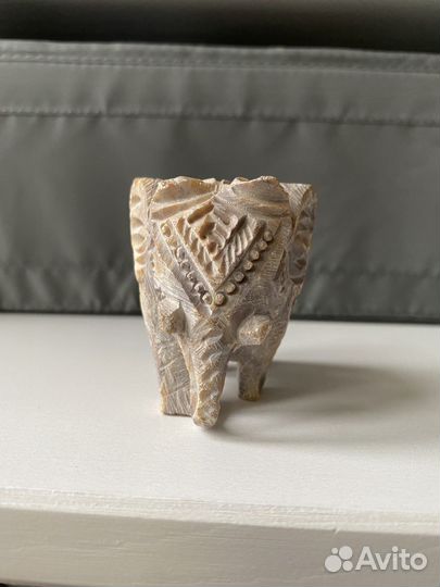 Каменный слон ручной работы, Индия