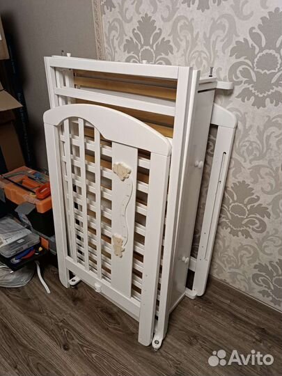 Детская кроватка с маятником. Красная Звезда