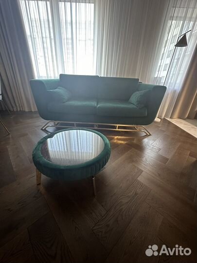 Гарнитур (диван и столик)