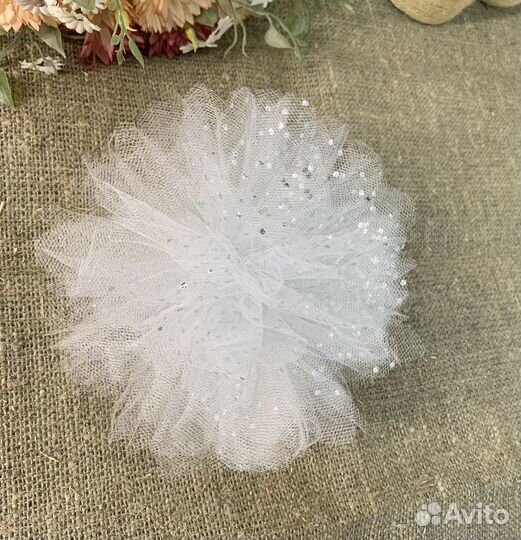 Белые бантики на заколке