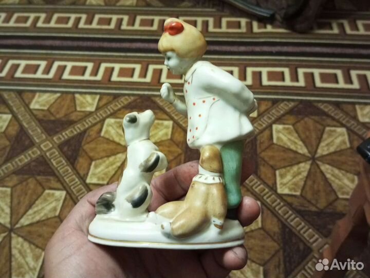 Статуэтка фарфор