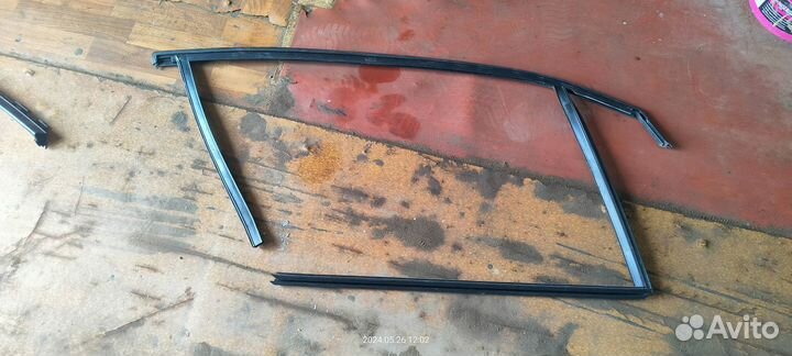 Уплотнитель стекла бархотка на Ford Mondeo 4