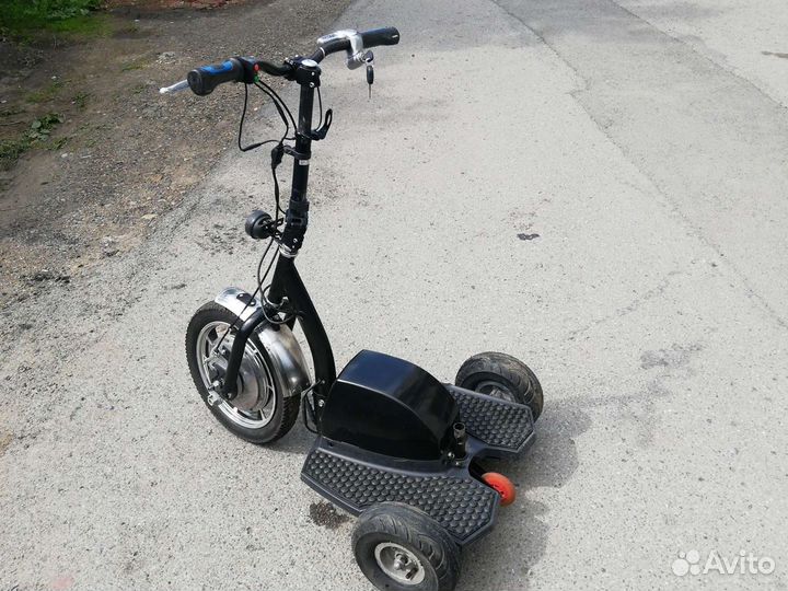 Трехколёсный электросамокат