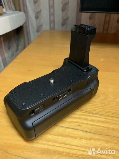 Батарейная ручка на Canon EOS 77D/800D