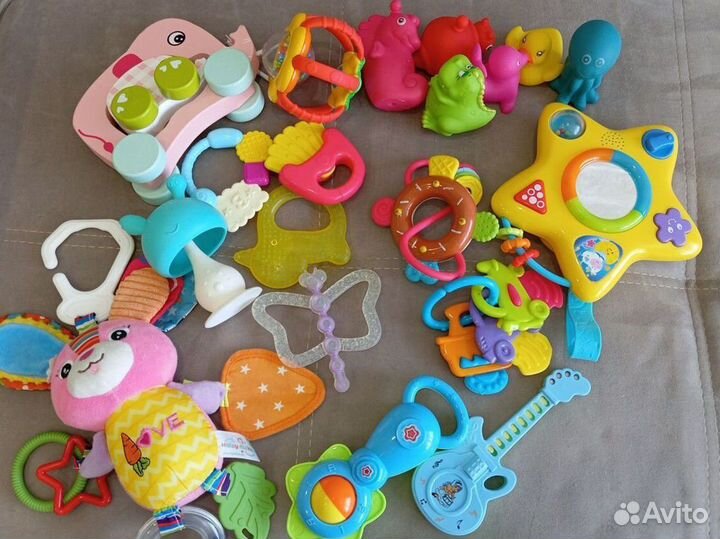 Пакет игрушек: погремушки, грызунки для малышей