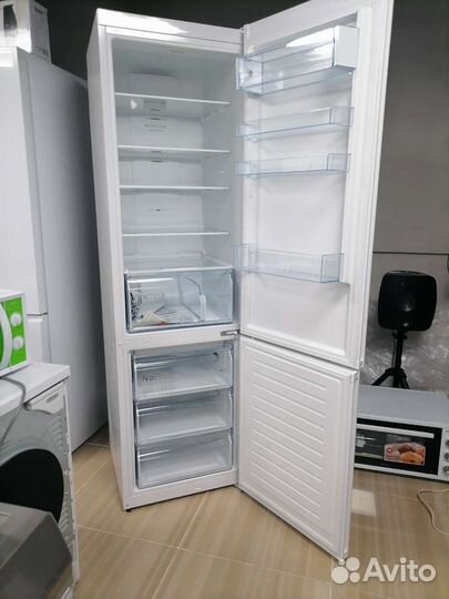 Холодильник новый Bosch Serie 4 VitaFres белый