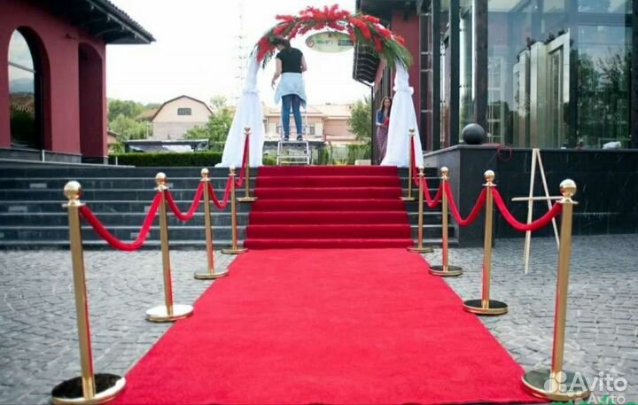 Красная ковровая дорожка и золотые столбики