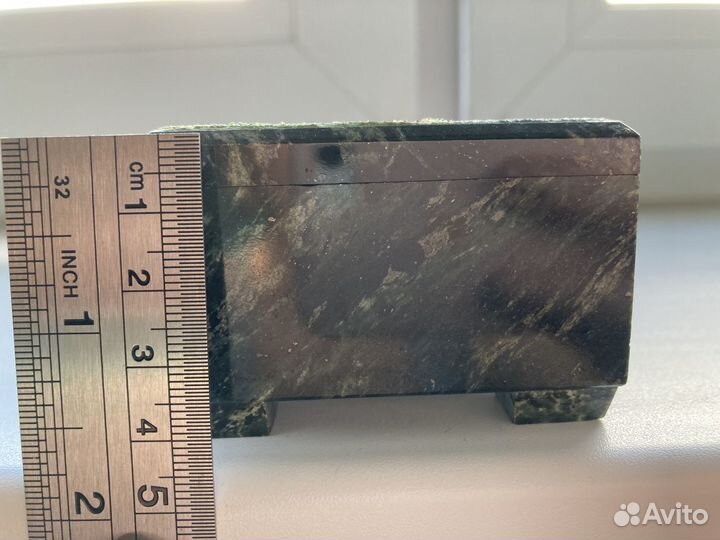 Шкатулка из змеевика с каменной крошкой на крышке