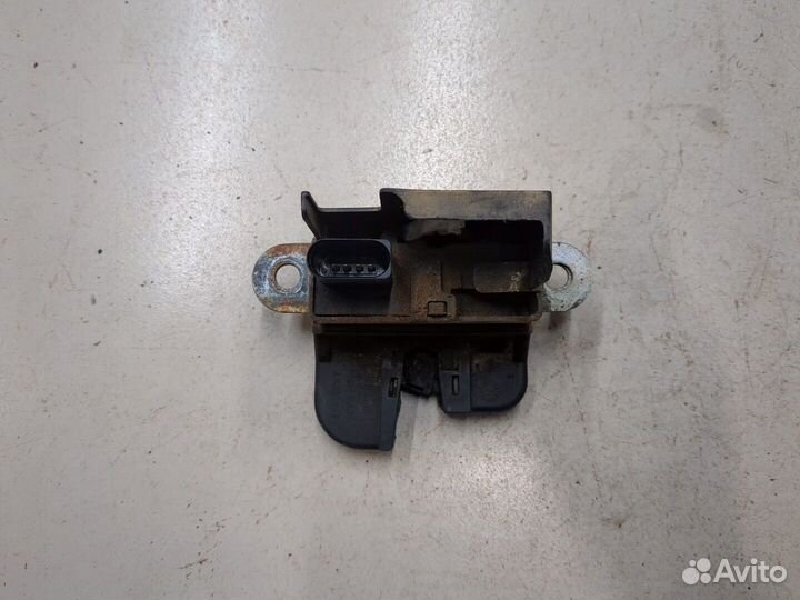 Замок багажника Volkswagen Touran, 2005