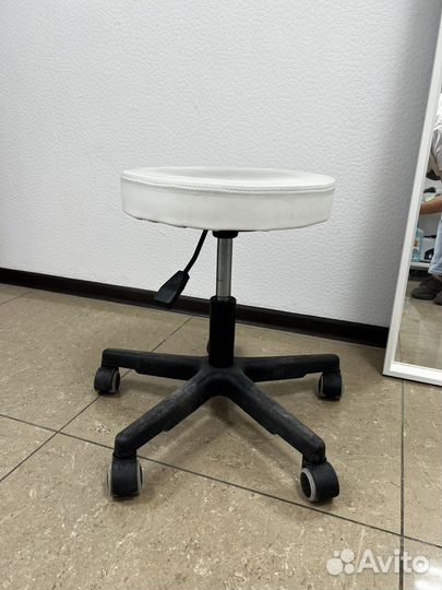 Табурет на колесиках стул косметолога