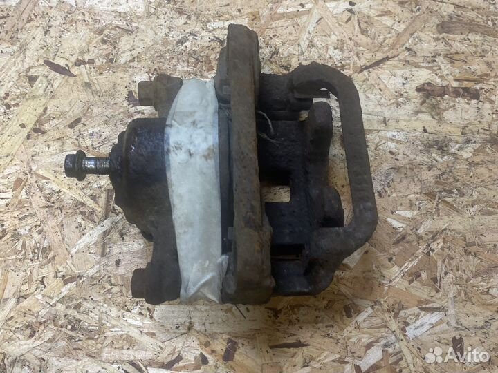 Суппорт задний левый Nissan Murano z50