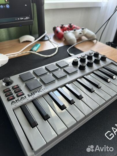 Midi клавиатура akai PRO mini MK3 Grey