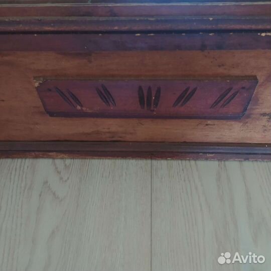 Старинное настенное зеркало