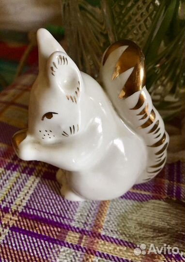 Статуэтка фарфор Белка с орехом,лфз,Белый медведь