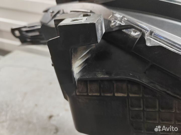 Фара Mitsubishi Pajero Sport 3