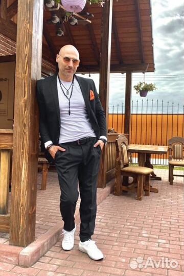 Ведущий на праздник, похожий на Дмитрия Нагиева