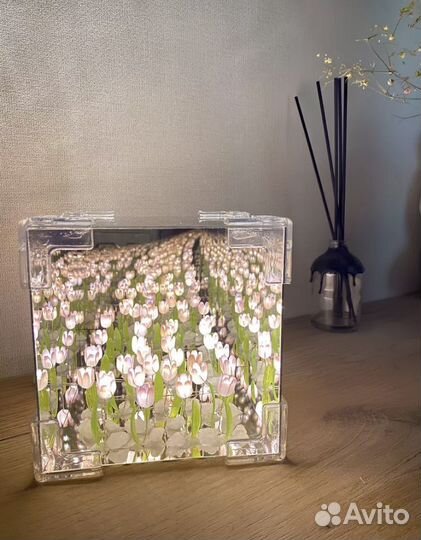 Подарок девушке светящиеся тюльпаны