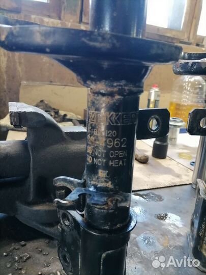 Стойка амортизатора