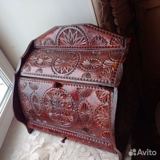 Резная деревянная хлебница ручной работы