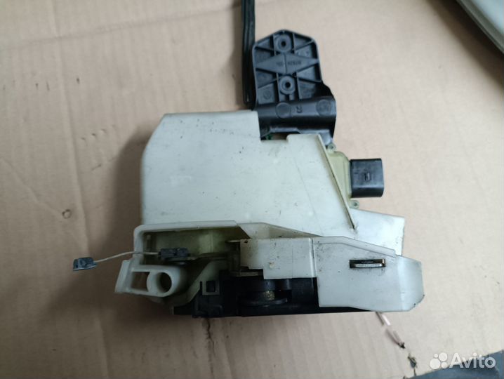 Замок передней правой двери Volkswagen Passat B5+