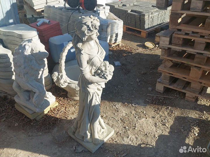 Декоротивная статуя девушка с фруктами