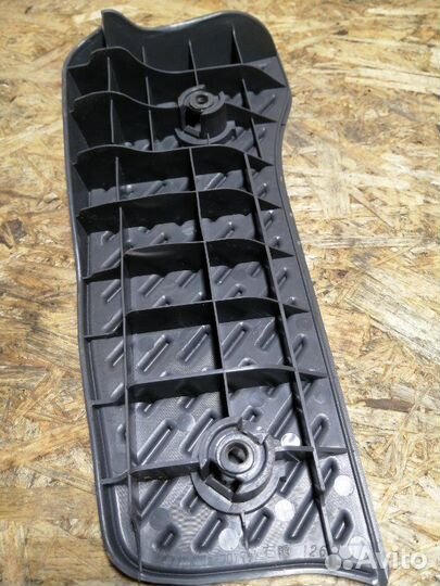 Подножка задняя правая Toyota Land Cruiser Prado